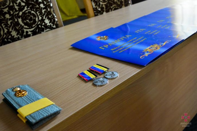 У обласному військкоматі нагородили військовослужбовців та працівників Збройних Сил України – 06