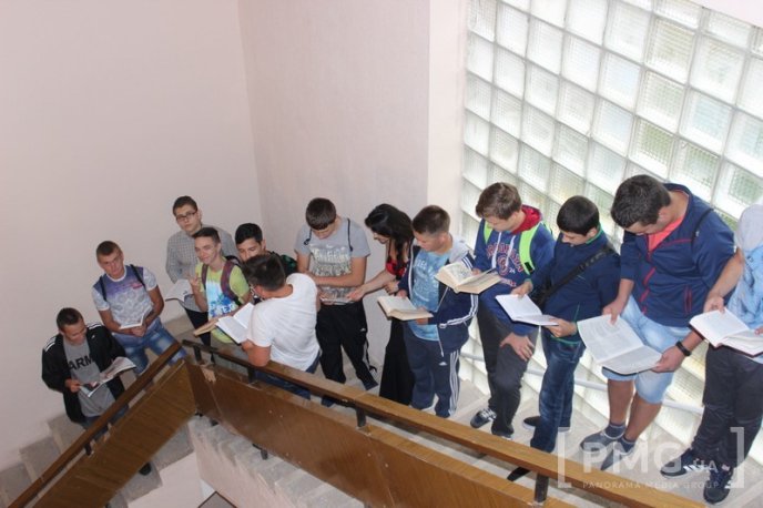 У Мукачеві відбувся флешмоб "Молодь читає" – 11