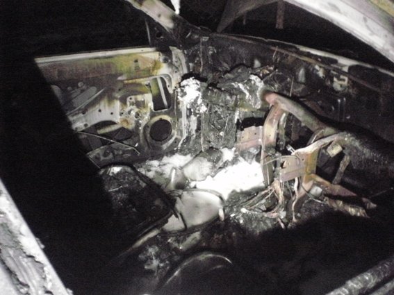 Поліція офіційно прокоментувала підпал автівки працівниці Ужгородської міськради та показала фото – 03