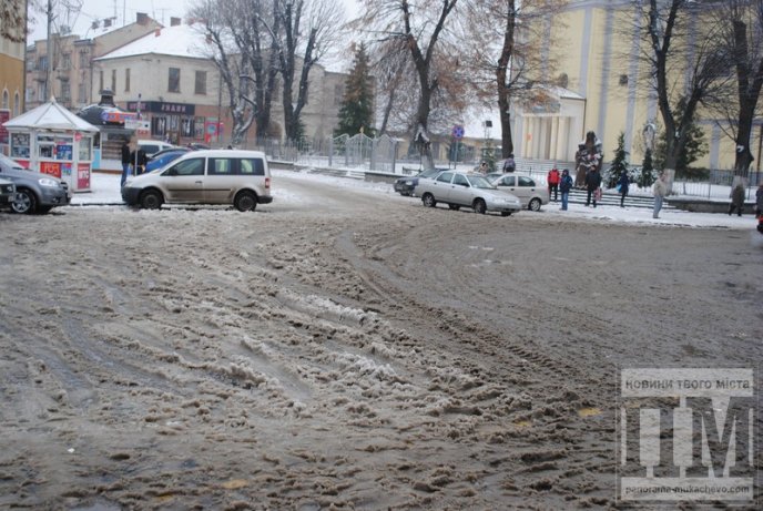 У Мукачеві сніг прибирають лише в центрі (ФОТОРЕПОРТАЖ)  – 06