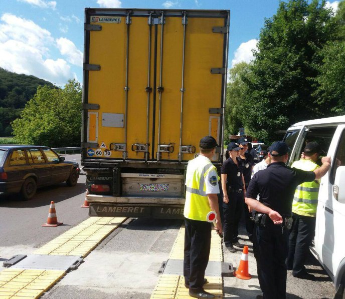 Біля Чинадієва патрульні перевіряли вантажівки на дотримання вагових параметрів – 04 Біля Чинадієва патрульні перевіряли вантажівки на дотримання вагових параметрів – 04