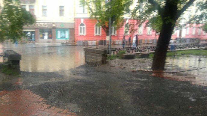 В Ужгороді відкачували воду на затопленій зливою площі Петефі – 07