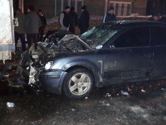 "Фольксваген Пассат" влетів у вантажівку: чоловік, який в цей час чіпляв гірлянди на стовп, загинув – 02 "Фольксваген Пассат" влетів у вантажівку: чоловік, який в цей час чіпляв гірлянди на стовп, загинув – 02