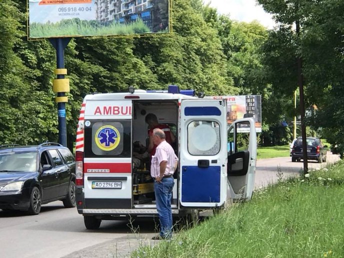 В Ужгороді ДТП: водій на "Шкоді" збив мотоцикліста – 05