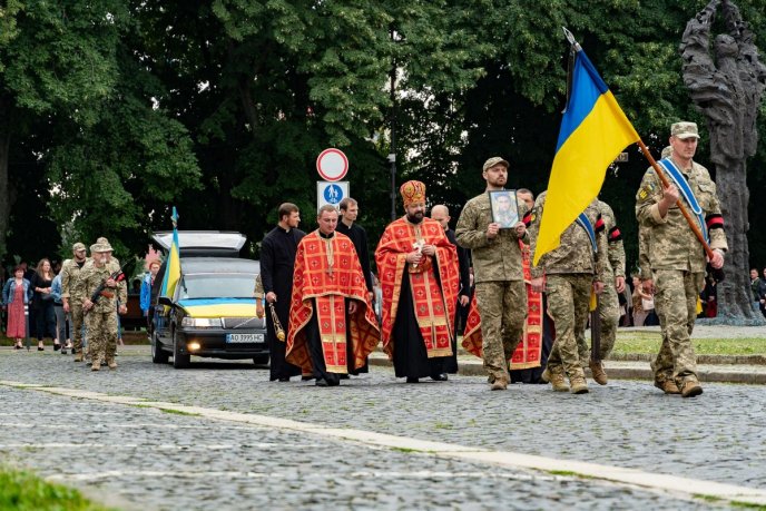 Залишилися мама, дружина, донька: Закарпаття попрощалося з Героєм – 03