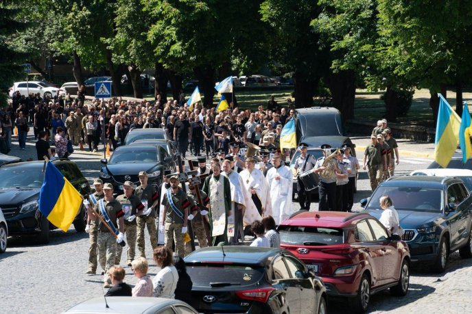 В Ужгороді сьогодні поховали двох молодих Героїв – 09