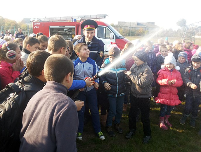 Ужгородські рятувальники вчили мешканців села Коритняни правилам безпечної життєдіяльності – 01