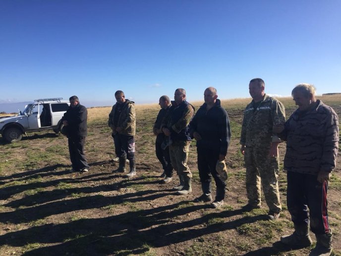 На Полонині Руна замість зрубленого вандалами встановили новий залізний хрест – 05