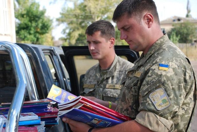 Військові 128-ої бригади подарували книги одній із сільських шкіл Луганщини – 01 Військові 128-ої бригади подарували книги одній із сільських шкіл Луганщини – 01