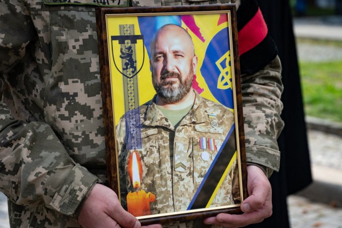 Залишилися дружина і двоє синів: на Закарпатті поховали Героя – 01