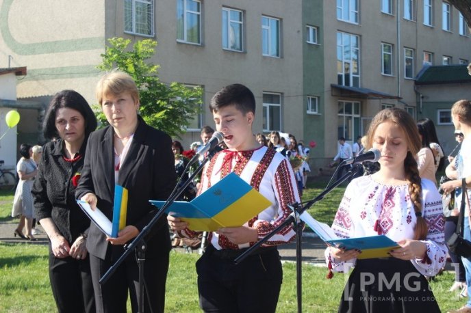 У Мукачівській ЗОШ №11 урочисто відзначили свято останнього дзвоника – 12 У Мукачівській ЗОШ №11 урочисто відзначили свято останнього дзвоника – 12