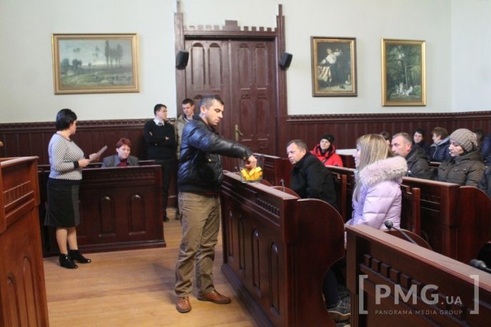 У Мукачеві визначили порядок розташування виноробів у дерев’яних будиночках на фестивалі "Червене вино 2016" – 03