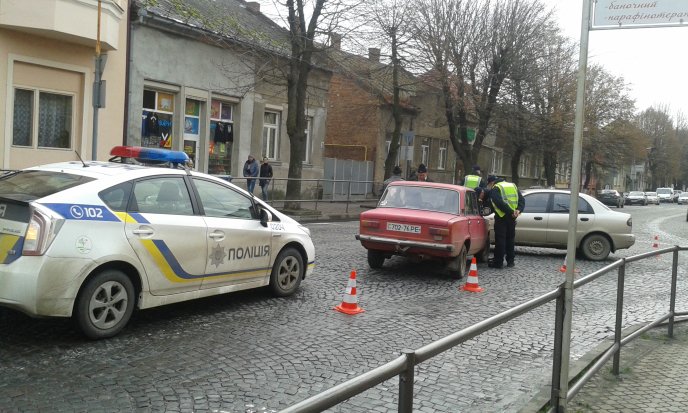 На вулиці Ярослава Мудрого у Мукачеві зіткнулись "Жигулі" та "Дейво" – 03