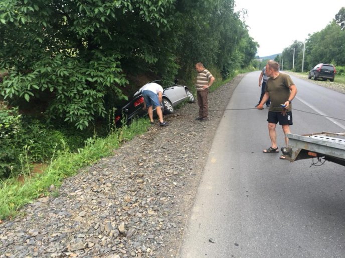 На Виноградівщині іномарка опинилась у кюветі – 01