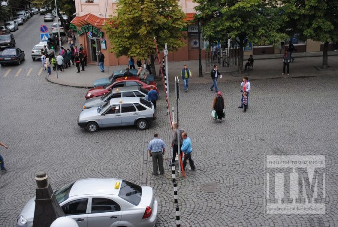 У центрі Мукачева вантажівка пошкодила шлагбаум (ФОТО) – 02