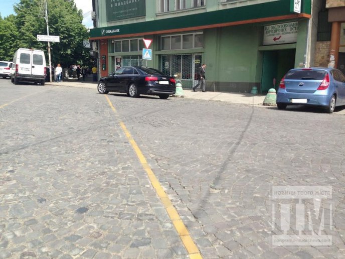 У Мукачеві "елітний олень" припаркувався на самому пішохідному переході (ФОТОФАКТ) – 04