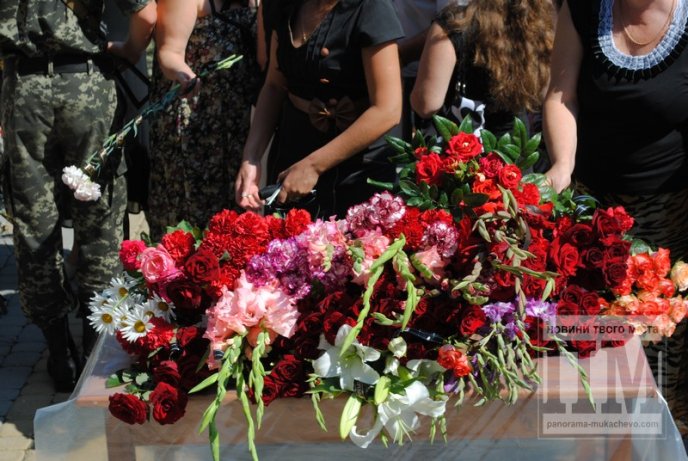 Сльози, квіти та слова подяки – у Мукачеві прощаються із загиблим Вільгельмом Штольцельом (ФОТО) – 14