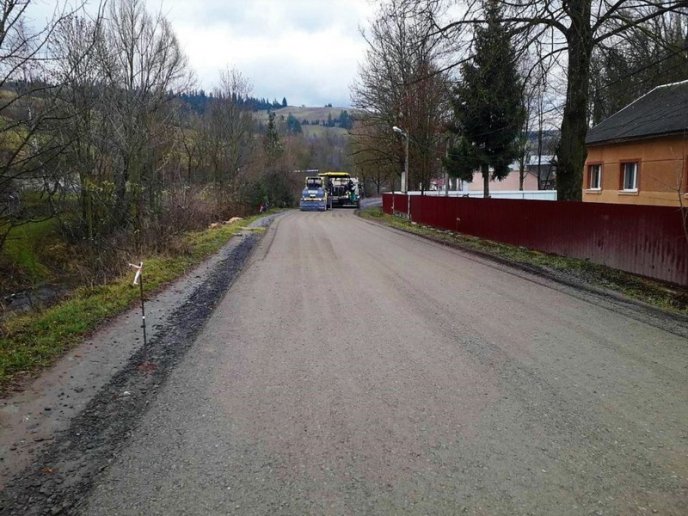 Через похолодання, що наближається, дорогу на Закарпатті ремонтують і вночі – 03