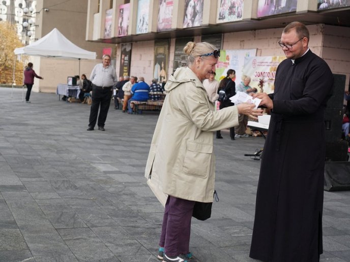 Салон краси просто неба: в Ужгороді зробили подарунок для людей похилого віку – 05 Салон краси просто неба: в Ужгороді зробили подарунок для людей похилого віку – 05
