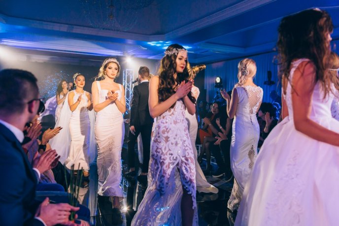 Мода заради життя: на Закарпатті відбувся ІІІ-й благодійний показ мод дизайнерки Роксолани Новак – 40