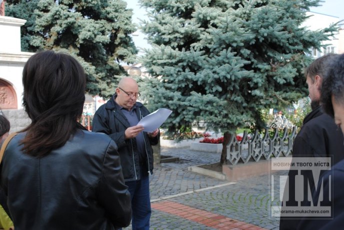 Десяток активістів в центрі Мукачева протестували проти фашизму (ФОТО) – 02