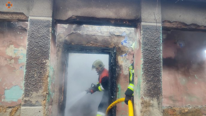 На Берегівщині чоловік виніс із палаючого будинку 78-річну жінку – 02