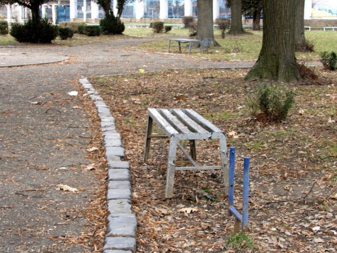 Сквер імені Андрія Кузьменка у Мукачеві: купа пляшок, бруд, поламані лавиці та викрадені смітники – 05
