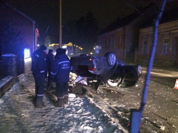 З’явились фото карколомної новорічної ДТП в Ужгороді, у яку потрапила іномарка "BMW" – 08