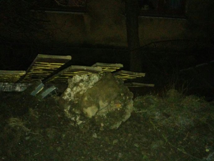 У Міжгір’ї іномарка влетіла в огорожу приватного будинку – 02