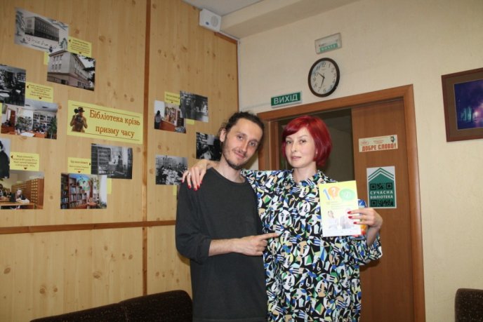 У Закарпатськй обласній бібліотеці ужгородці танцювали під "Круглий звук" – 17