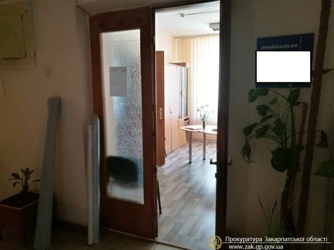 Чиновниця Ужгородської міськради вимагала чималий хабар – 02