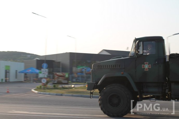 Трасою "Київ-Чоп" у Мукачеві рушили два військових автобуси – 06