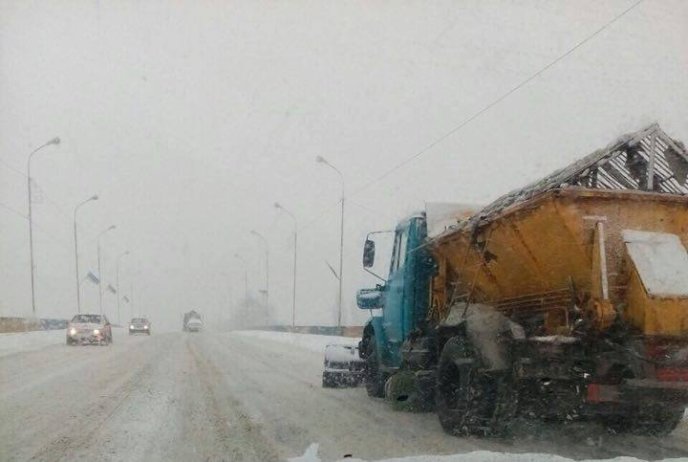 Мукачівські комунальники закликають містян прибирати сніг біля домівок – 01 Мукачівські комунальники закликають містян прибирати сніг біля домівок – 01