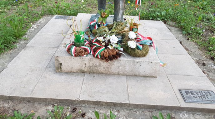 Пам’ятник, що є окрасою Ужгорода, заріс бур’яном – 03