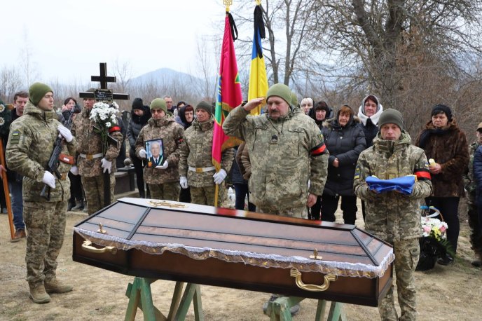 Без батька лишилися шестеро синів та донька: в області в останню путь провели полеглого воїна – 05