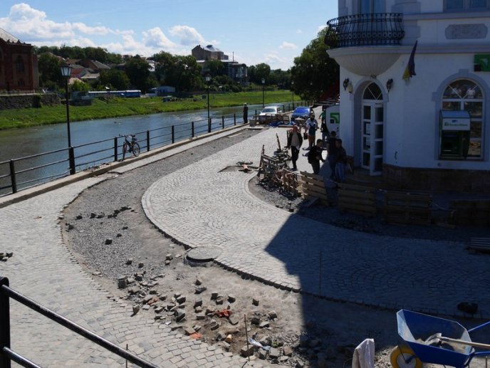 На площі Петефі в Ужгороді фасади магазинів оформлять в єдиному стилі – 05