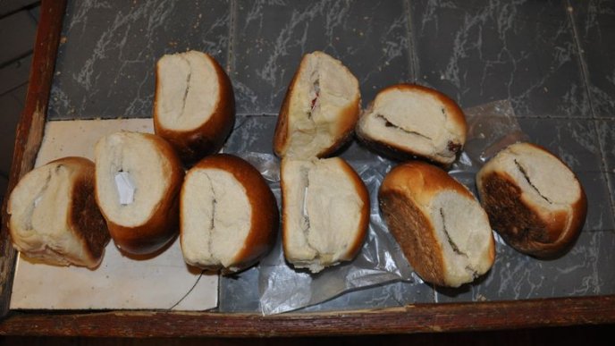 Голівуд по-закарпатськи: ув’язненому у булочках намагались передати наркотики та сімкарту (ФОТО) – 04