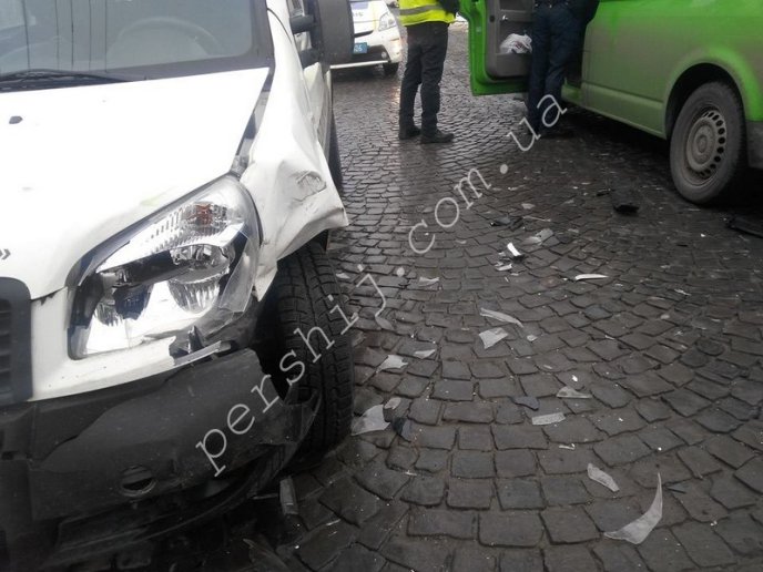 У Мукачеві інкасаторський автомобіль "Приватбанку" потрапив у ДТП – 04 У Мукачеві інкасаторський автомобіль "Приватбанку" потрапив у ДТП – 04