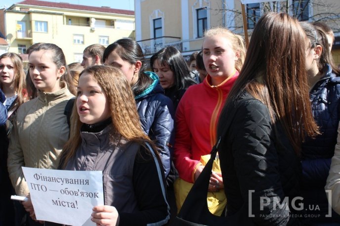 Протести у центрі Мукачева: сутички, заблокована ратуша та крики "Ганьба" в адрес мера – 10
