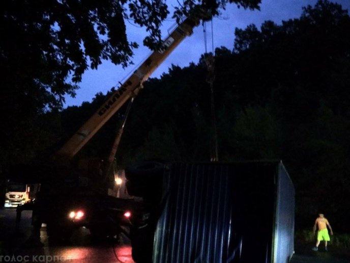 На Виноградівщині перевернулася фура з алкоголем – 03 На Виноградівщині перевернулася фура з алкоголем – 03