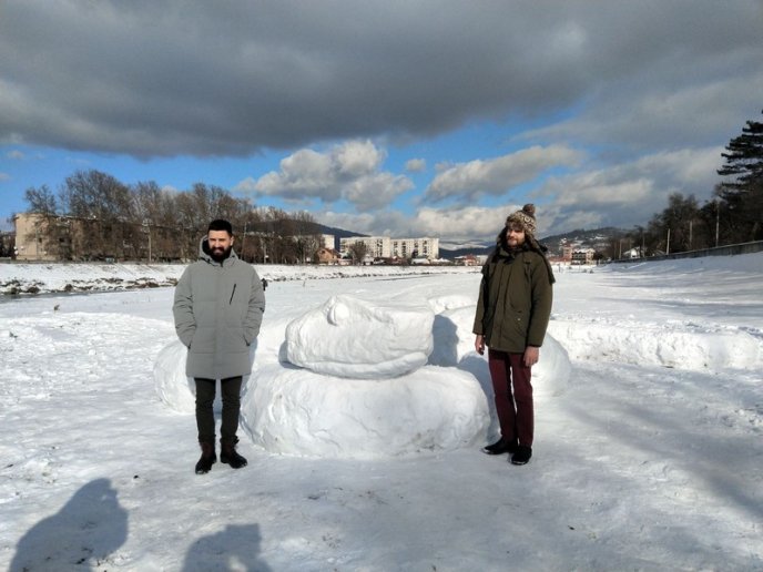 У Мукачеві зліпили зі снігу 32-метрову змію – 04 У Мукачеві зліпили зі снігу 32-метрову змію – 04