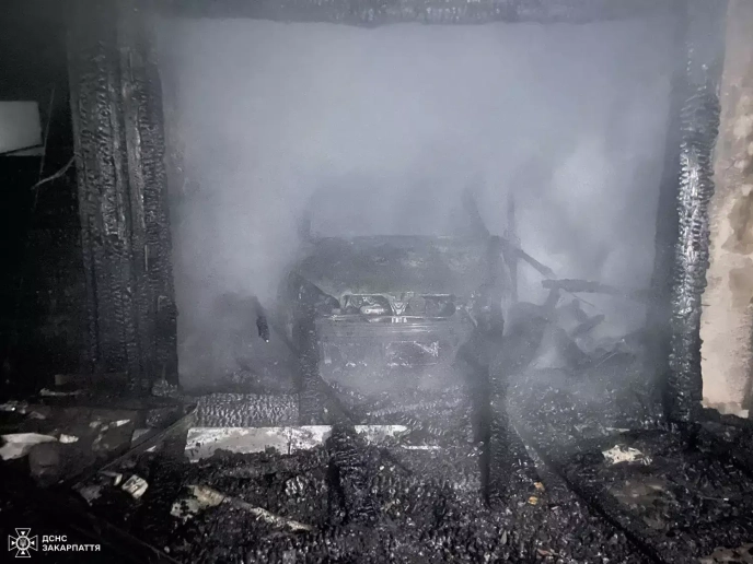 Вогнеборці ліквідували масштабну пожежу, яка перекинулася з гаража на будинок – 01