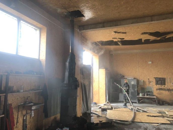 У Хусті спалахнула пожежа в боксі для ремонту автомобілів – 03