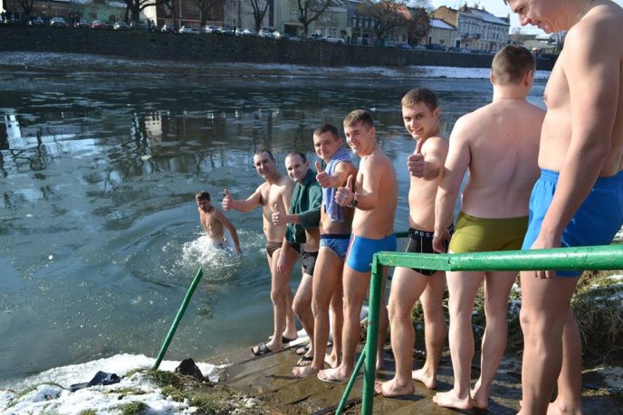 Патрульні поліцейські занурились у холодний Уж – 06