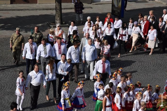 У Мукачеві стартував парад вишиванок – 06