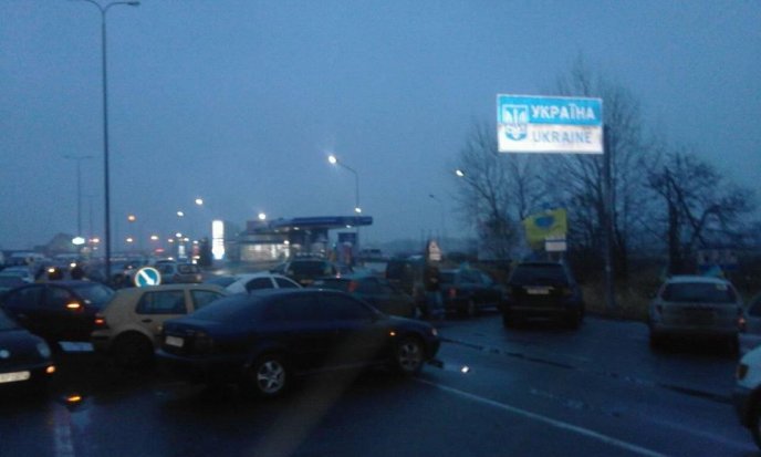 "Пересічники" блокували КПП "Тиса" на україно-угорському кордоні – 01