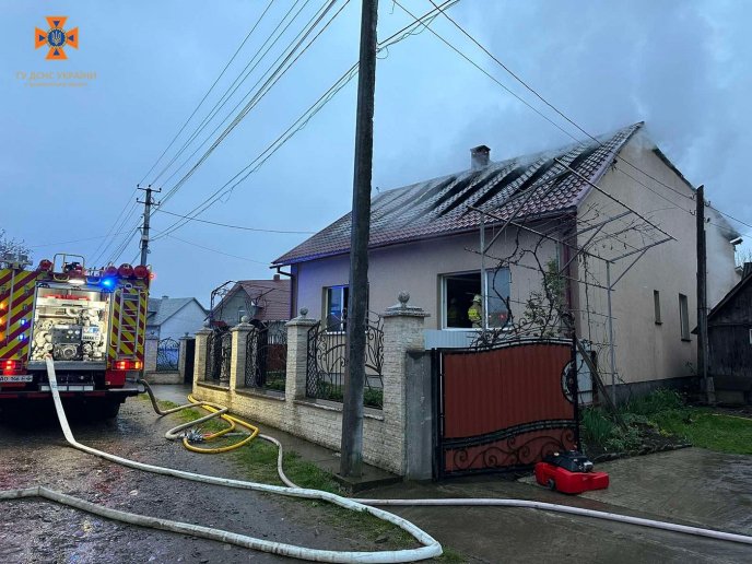 Вночі, поки власники спали, загорівся будинок – 02 Вночі, поки власники спали, загорівся будинок – 02