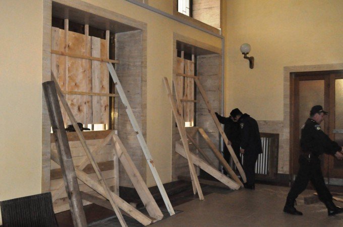 Будівлю Закарпатської ОДА забарикадували: вікна та двері забиті дошками (ФОТО) – 02