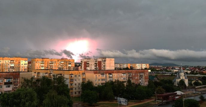 Гроза над Ужгородом: у мережі показали світлини блискавок – 05