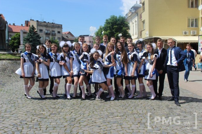 Мукачівські випускники влаштували у центрі міста вокальний батл – 03